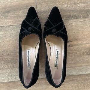 Manolo Blahniks Velvet Bow Tie Size 5.5; Gently used, good condition
